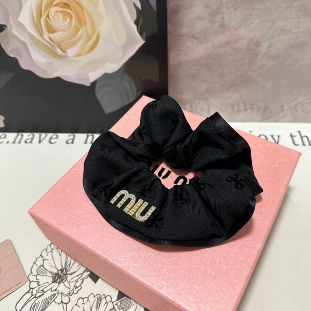  （单个）配全套包装
MiuMiu（缪缪）爆款发圈，专柜款出货
一看就特别高档 超级百搭 必须自留