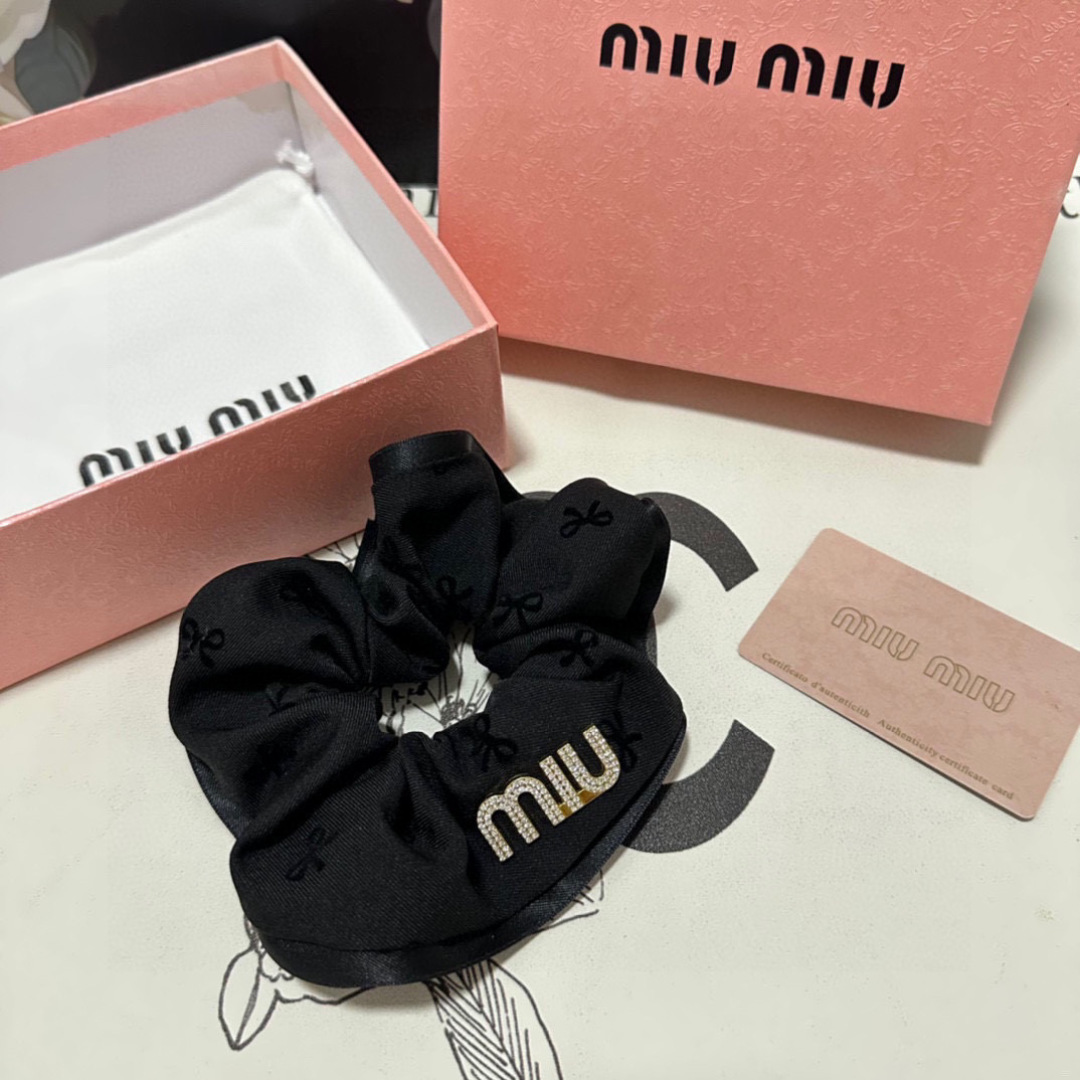  （单个）配全套包装
MiuMiu（缪缪）爆款发圈，专柜款出货
一看就特别高档 超级百搭 必须自留