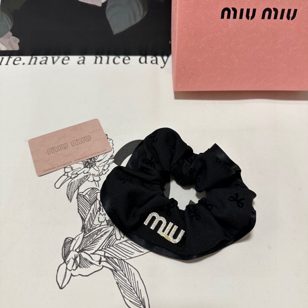  （单个）配全套包装
MiuMiu（缪缪）爆款发圈，专柜款出货
一看就特别高档 超级百搭 必须自留