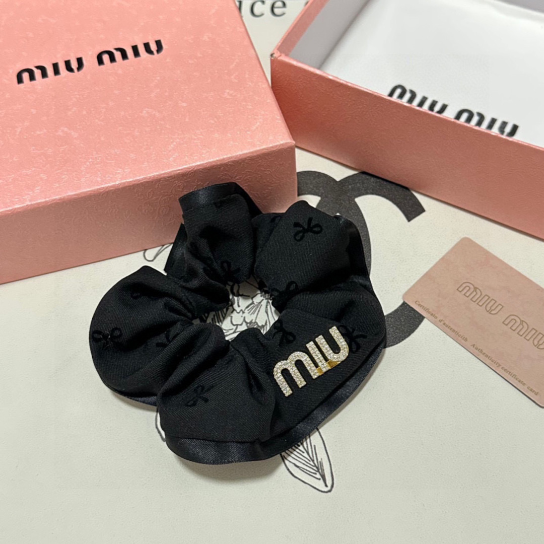  （单个）配全套包装
MiuMiu（缪缪）爆款发圈，专柜款出货
一看就特别高档 超级百搭 必须自留