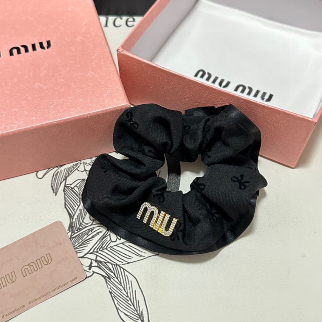  （单个）配全套包装
MiuMiu（缪缪）爆款发圈，专柜款出货
一看就特别高档 超级百搭 必须自留