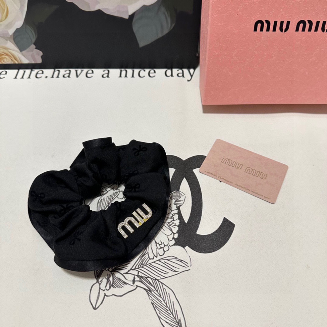  （单个）配全套包装
MiuMiu（缪缪）爆款发圈，专柜款出货
一看就特别高档 超级百搭 必须自留