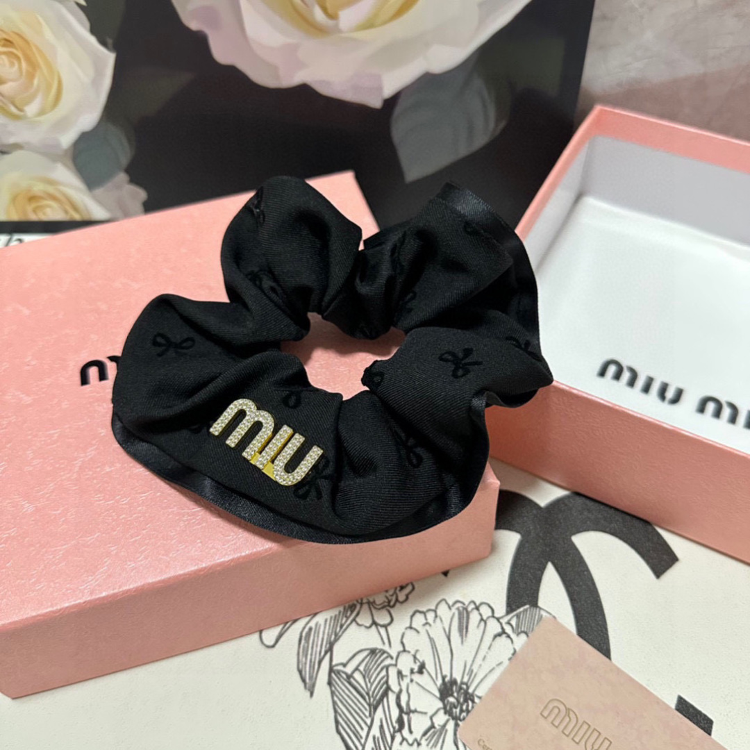  （单个）配全套包装
MiuMiu（缪缪）爆款发圈，专柜款出货
一看就特别高档 超级百搭 必须自留