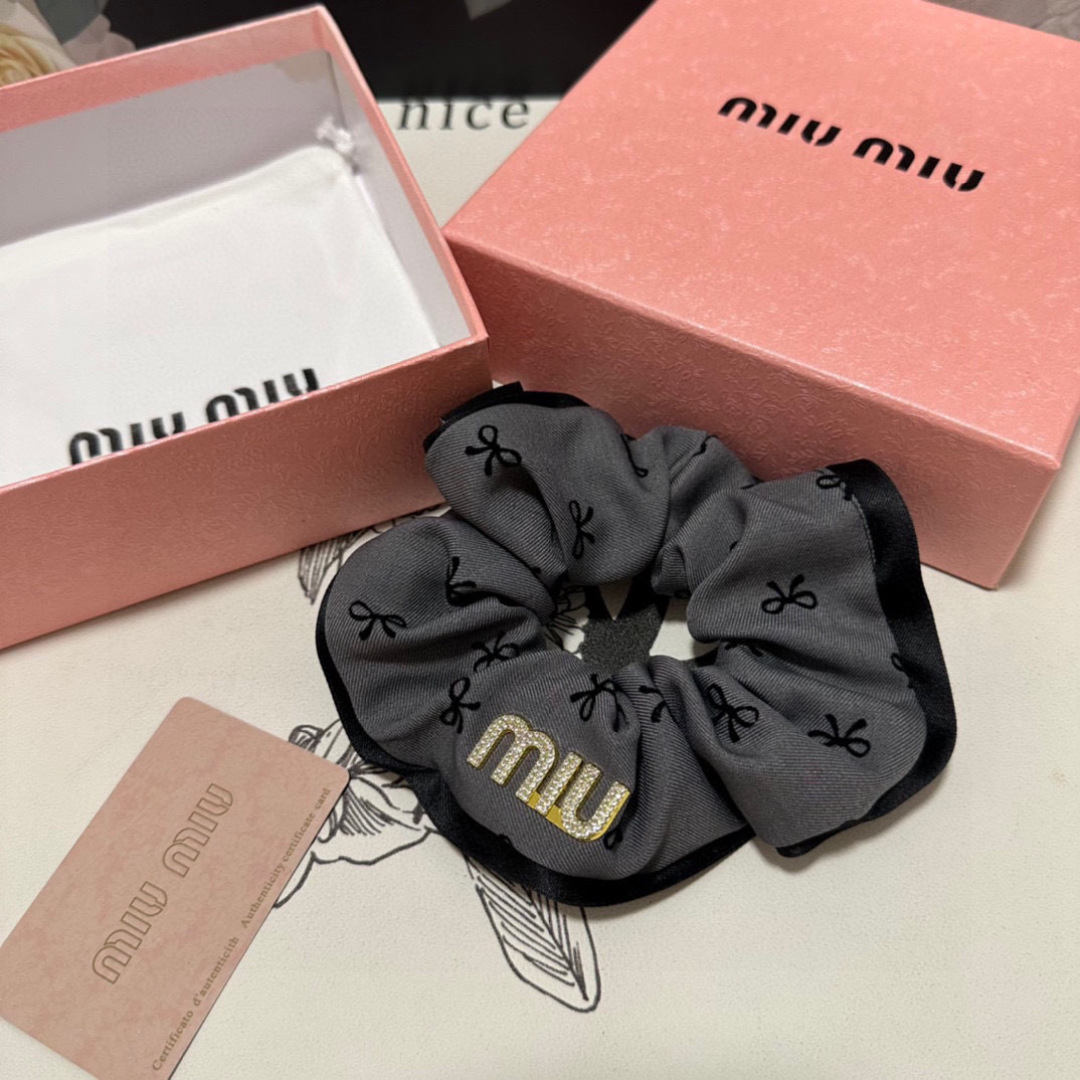  （单个）配全套包装
MiuMiu（缪缪）爆款发圈，专柜款出货
一看就特别高档 超级百搭 必须自留