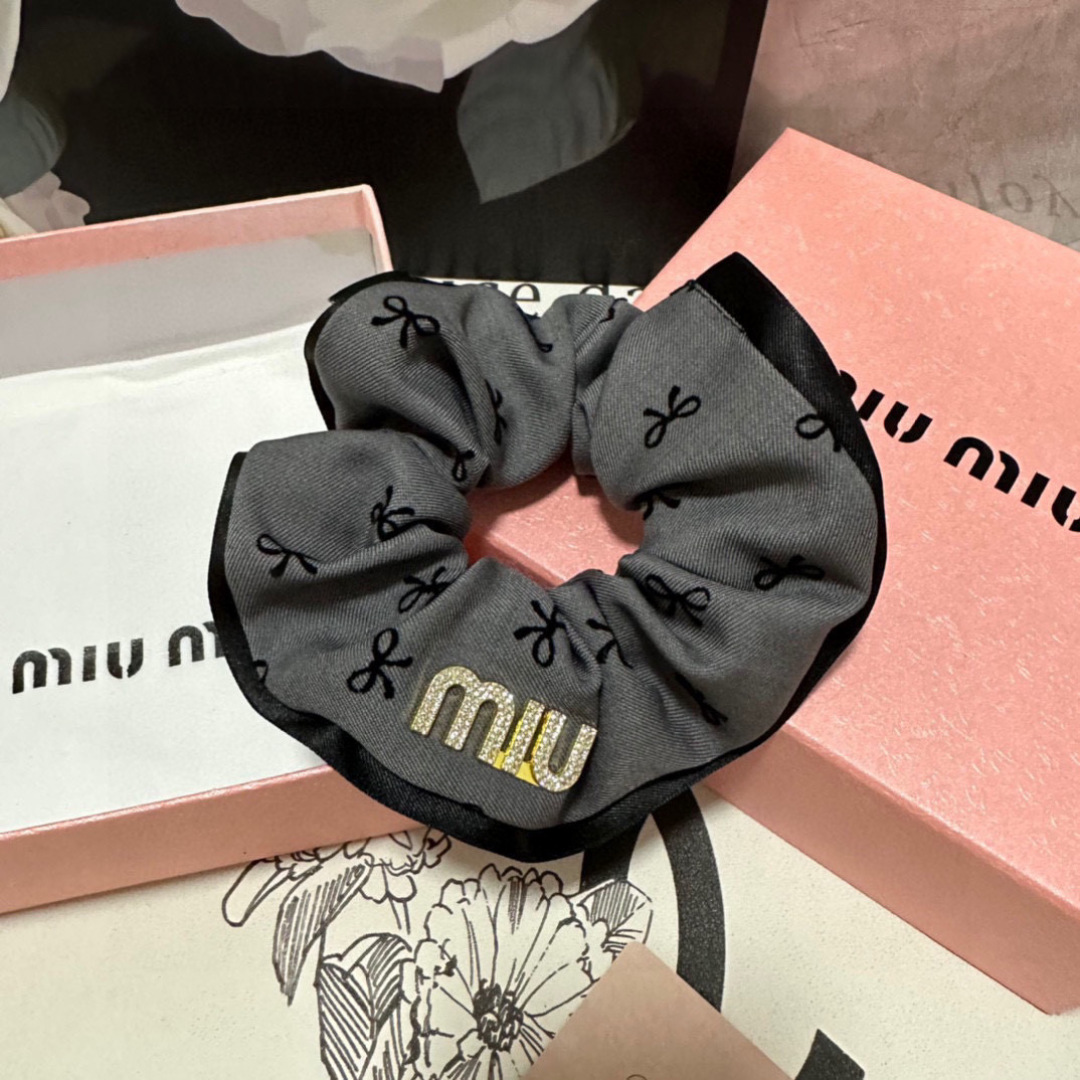  （单个）配全套包装
MiuMiu（缪缪）爆款发圈，专柜款出货
一看就特别高档 超级百搭 必须自留
