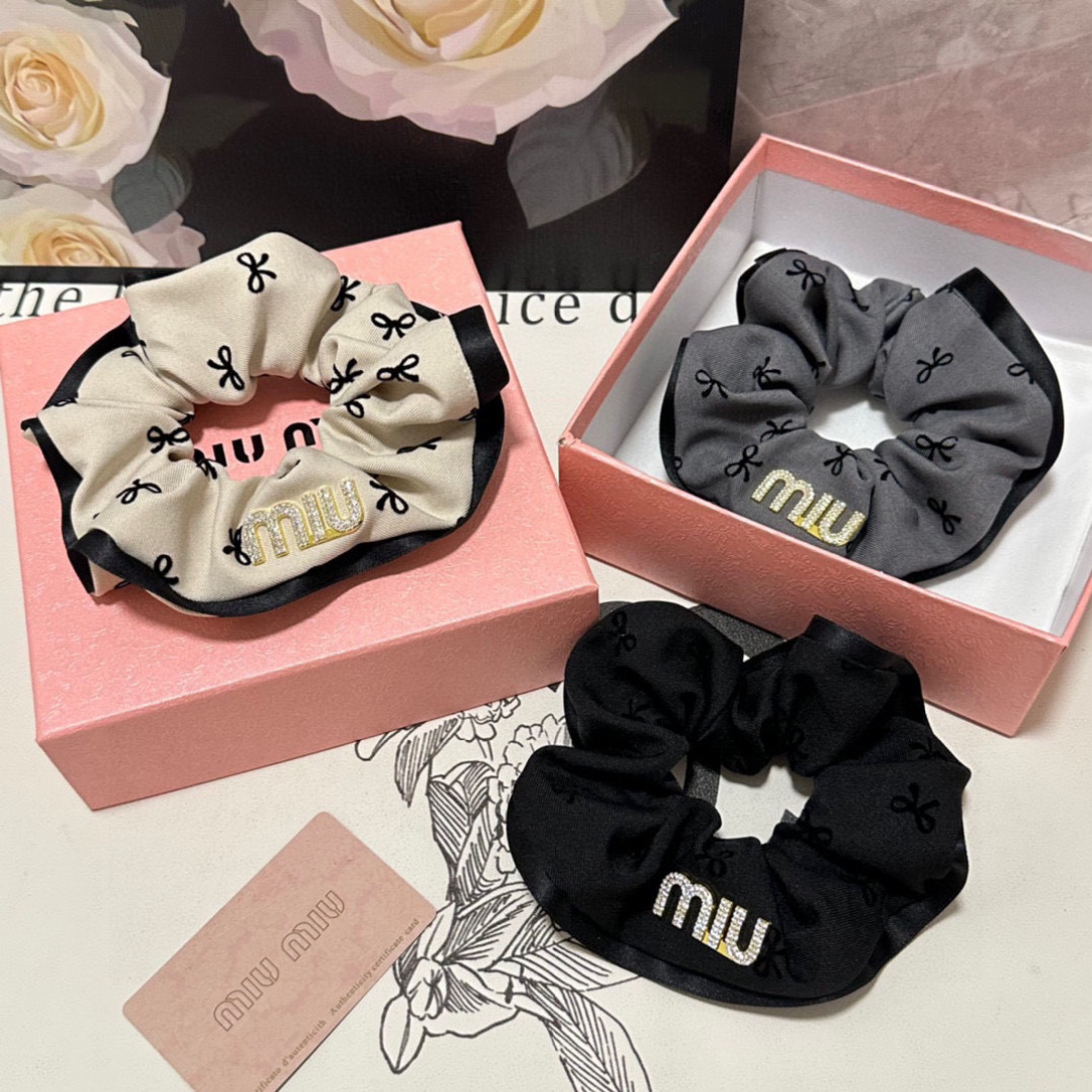  （单个）配全套包装
MiuMiu（缪缪）爆款发圈，专柜款出货
一看就特别高档 超级百搭 必须自留