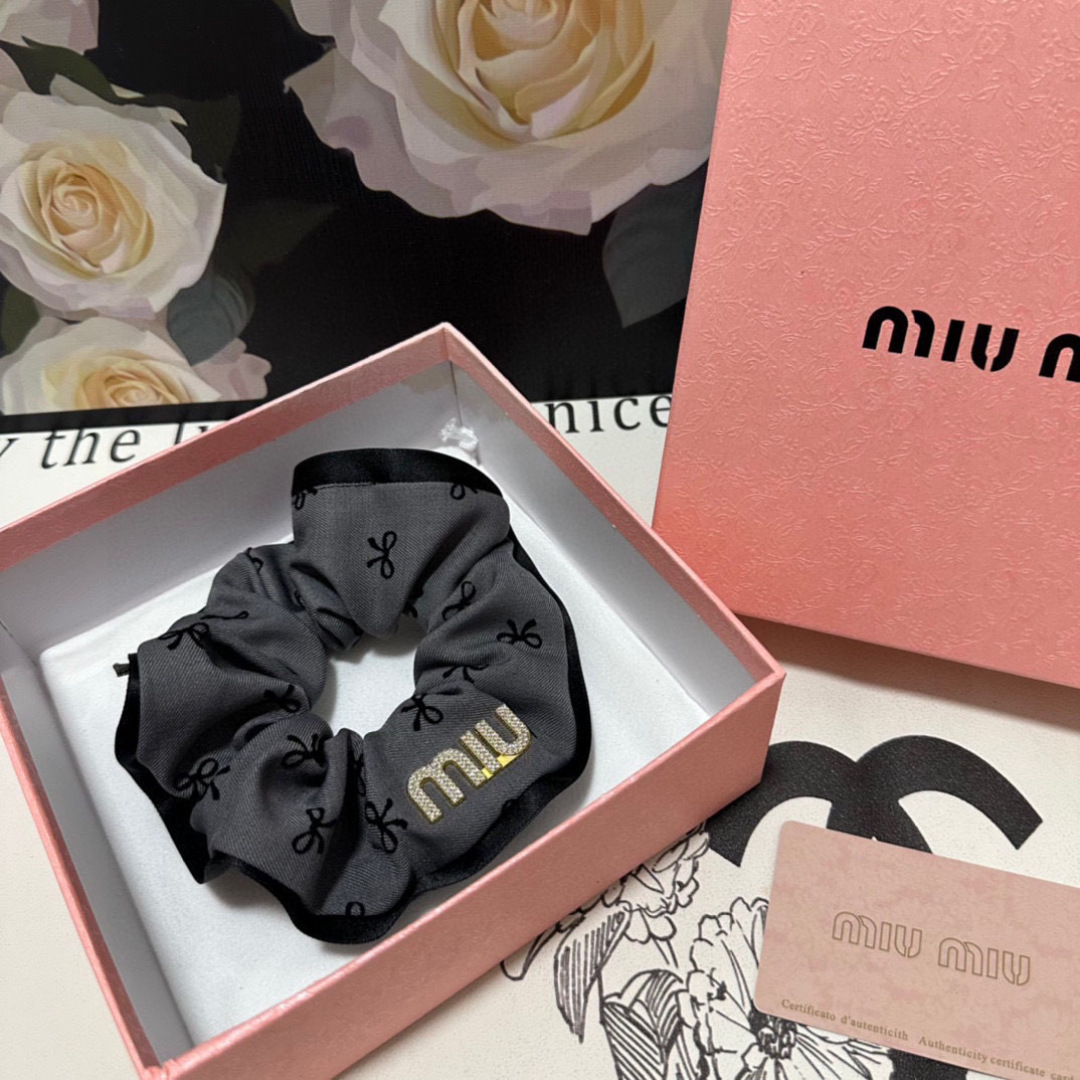  （单个）配全套包装
MiuMiu（缪缪）爆款发圈，专柜款出货
一看就特别高档 超级百搭 必须自留
