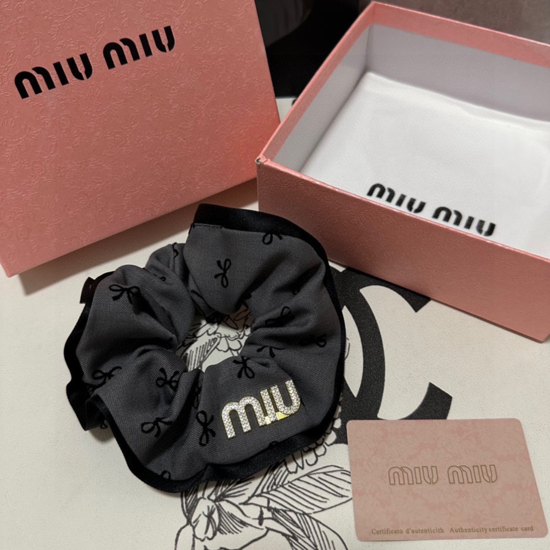  （单个）配全套包装
MiuMiu（缪缪）爆款发圈，专柜款出货
一看就特别高档 超级百搭 必须自留