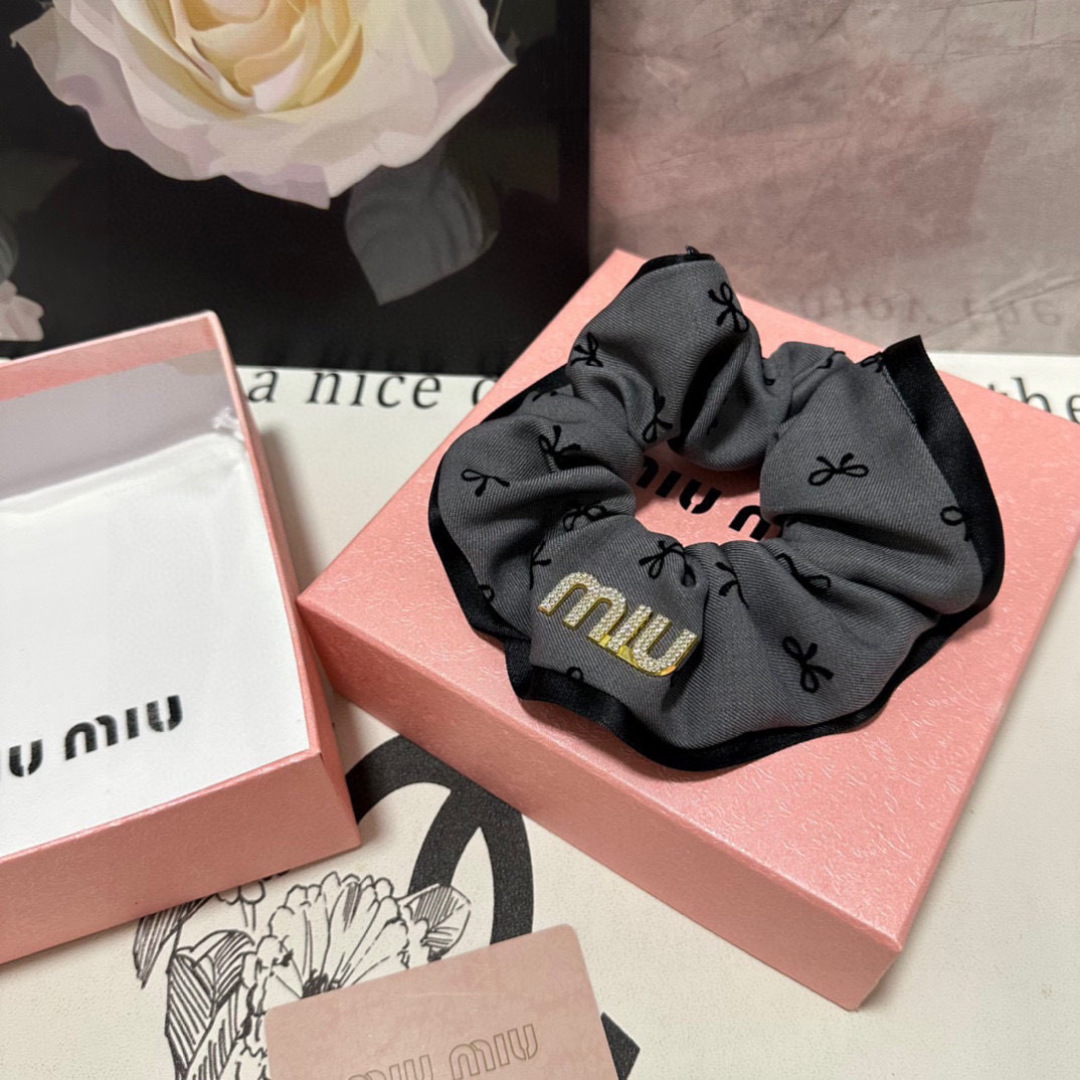  （单个）配全套包装
MiuMiu（缪缪）爆款发圈，专柜款出货
一看就特别高档 超级百搭 必须自留