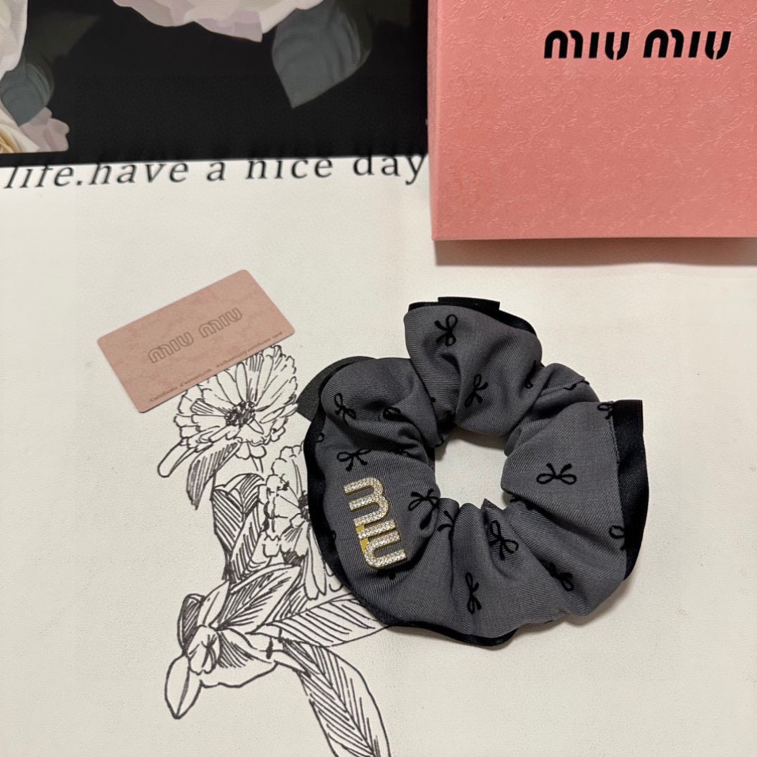  （单个）配全套包装
MiuMiu（缪缪）爆款发圈，专柜款出货
一看就特别高档 超级百搭 必须自留