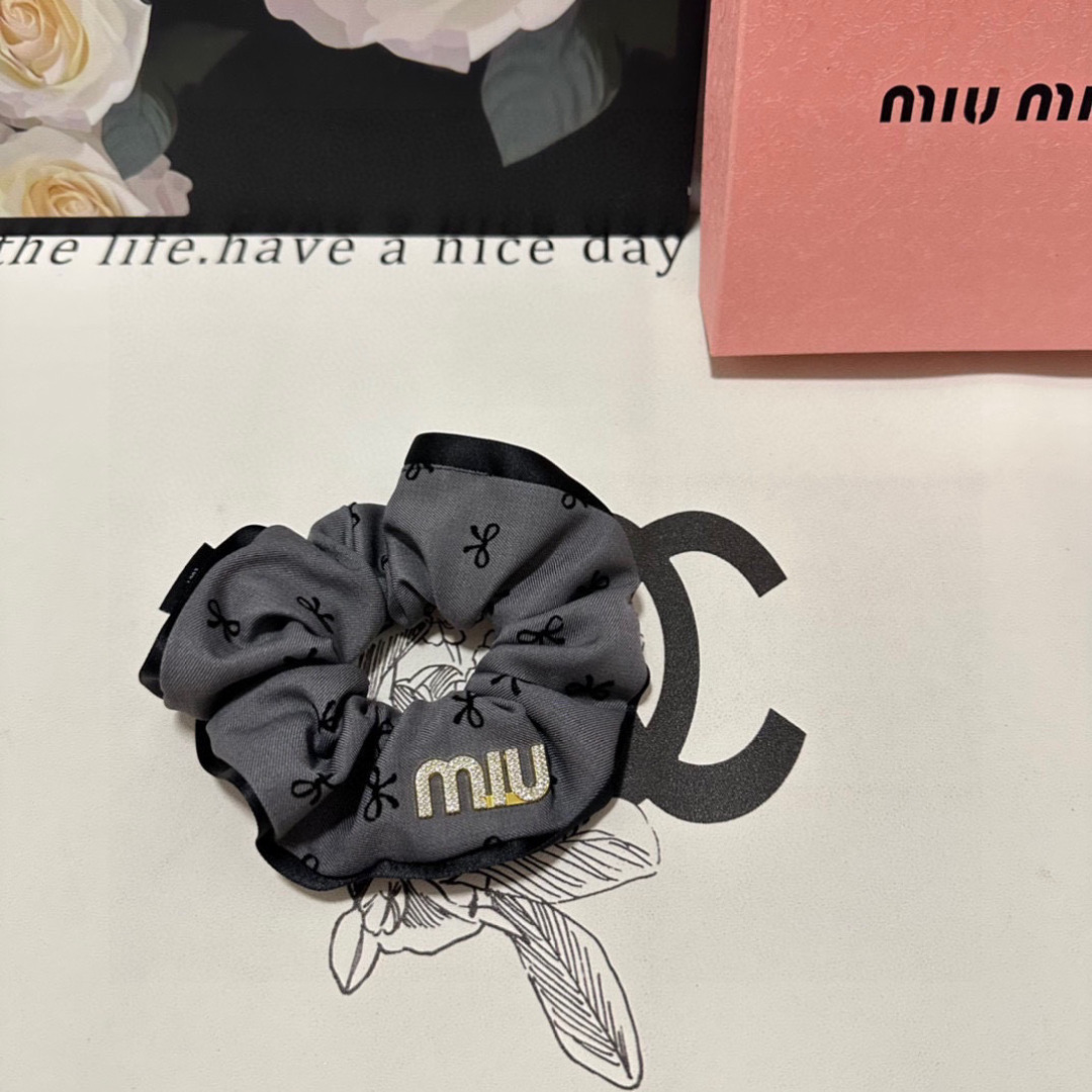  （单个）配全套包装
MiuMiu（缪缪）爆款发圈，专柜款出货
一看就特别高档 超级百搭 必须自留
