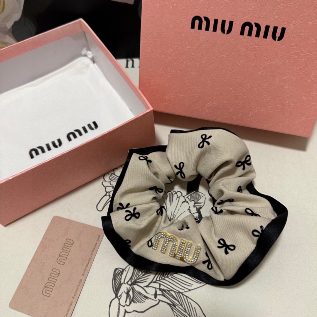  （单个）配全套包装
MiuMiu（缪缪）爆款发圈，专柜款出货
一看就特别高档 超级百搭 必须自留