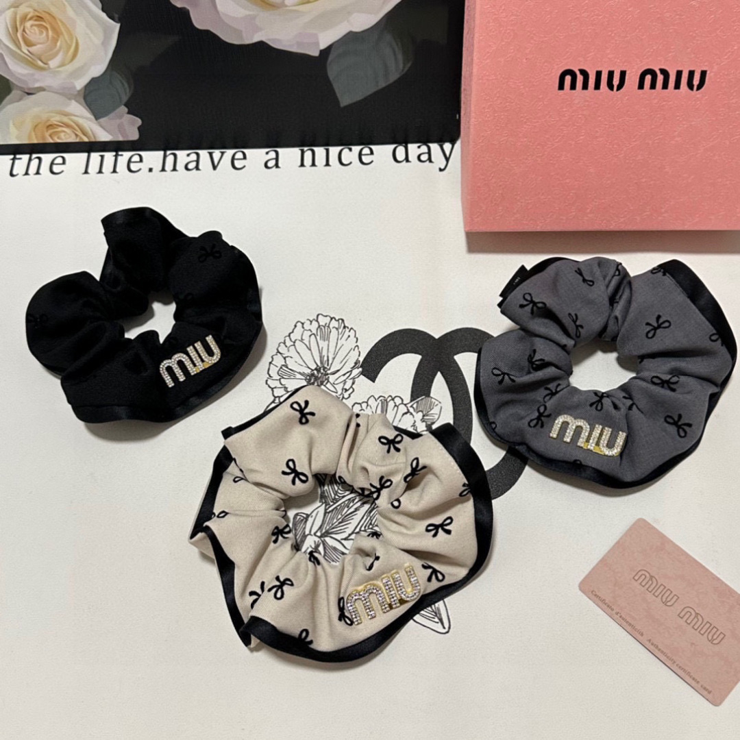  （单个）配全套包装
MiuMiu（缪缪）爆款发圈，专柜款出货
一看就特别高档 超级百搭 必须自留