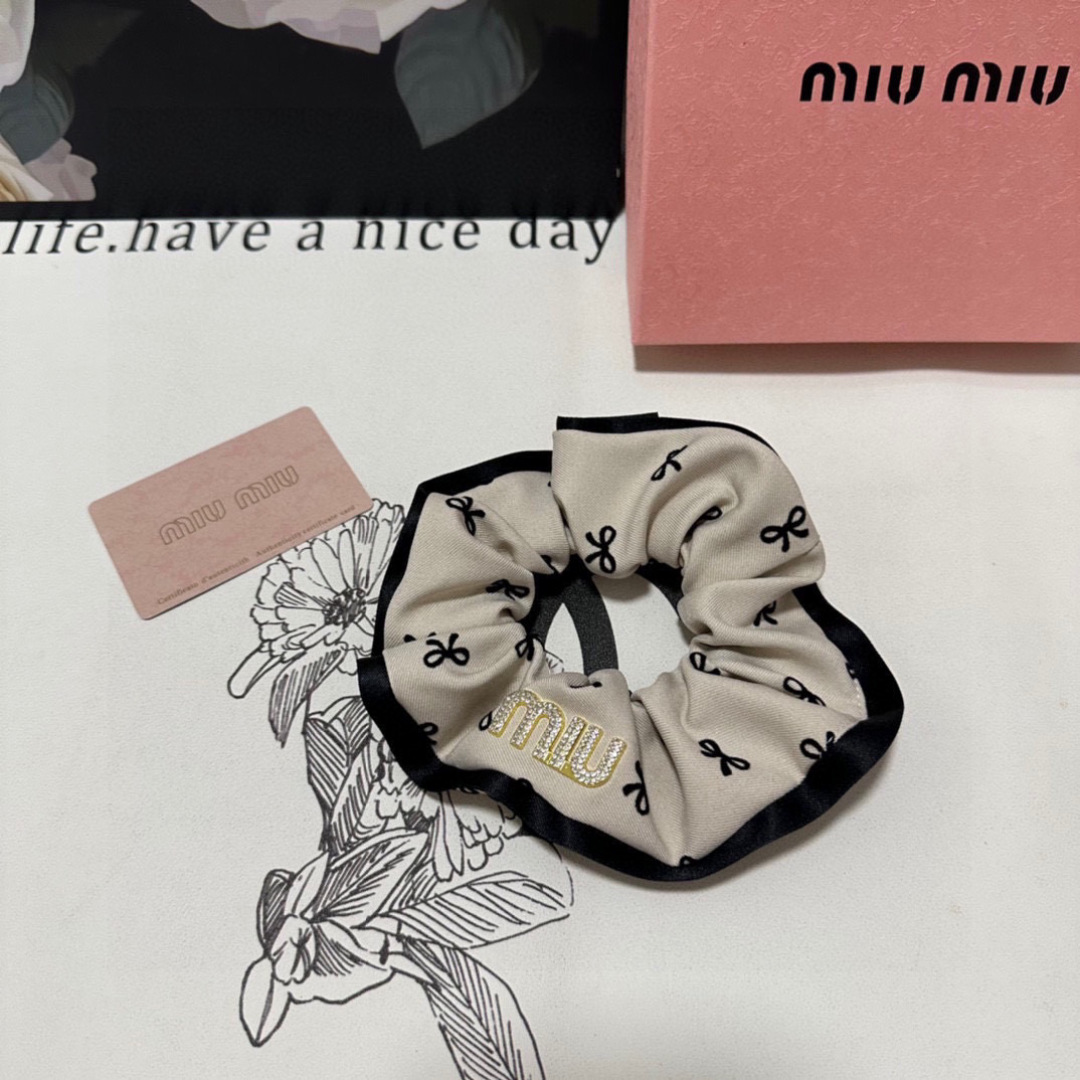 （单个）配全套包装
MiuMiu（缪缪）爆款发圈，专柜款出货
一看就特别高档 超级百搭 必须自留