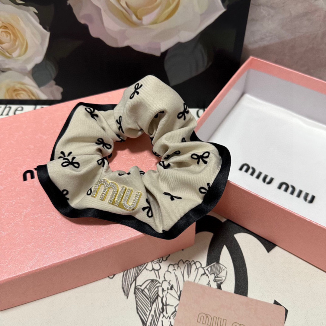  （单个）配全套包装
MiuMiu（缪缪）爆款发圈，专柜款出货
一看就特别高档 超级百搭 必须自留