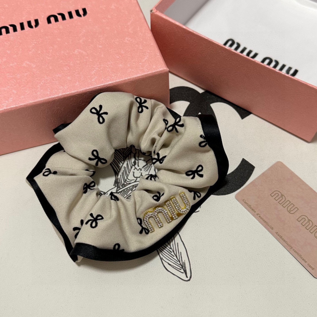  （单个）配全套包装
MiuMiu（缪缪）爆款发圈，专柜款出货
一看就特别高档 超级百搭 必须自留