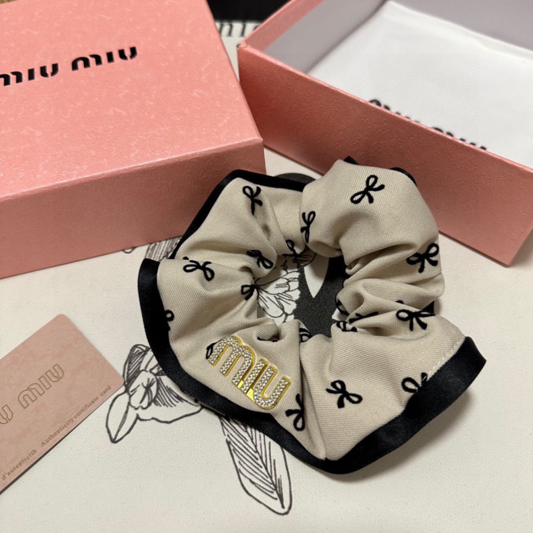  （单个）配全套包装
MiuMiu（缪缪）爆款发圈，专柜款出货
一看就特别高档 超级百搭 必须自留