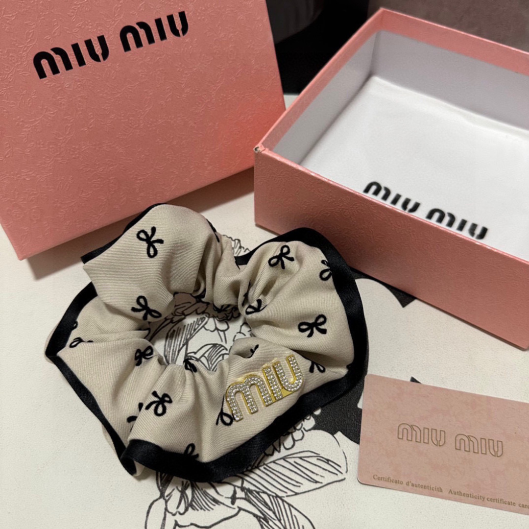  （单个）配全套包装
MiuMiu（缪缪）爆款发圈，专柜款出货
一看就特别高档 超级百搭 必须自留