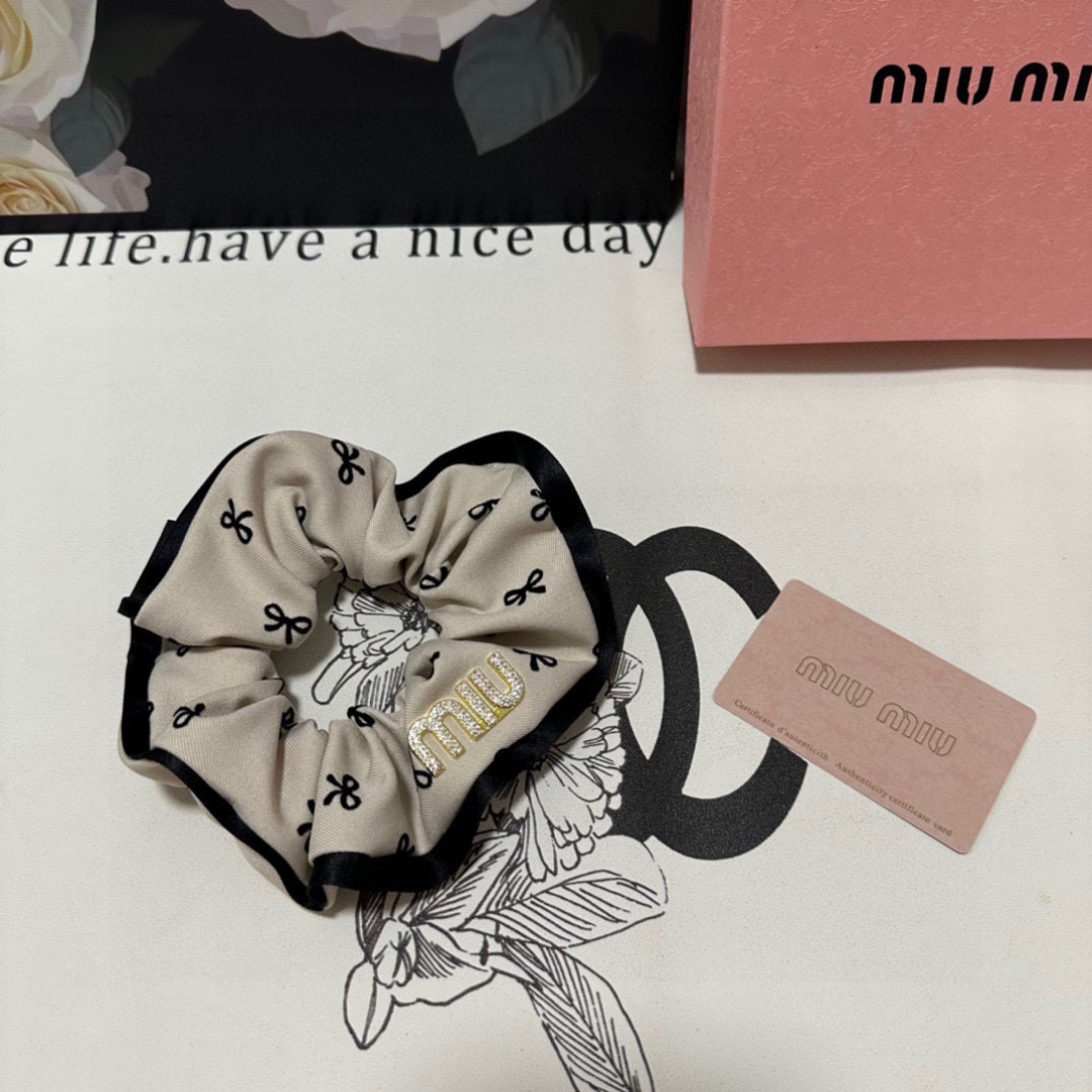  （单个）配全套包装
MiuMiu（缪缪）爆款发圈，专柜款出货
一看就特别高档 超级百搭 必须自留
