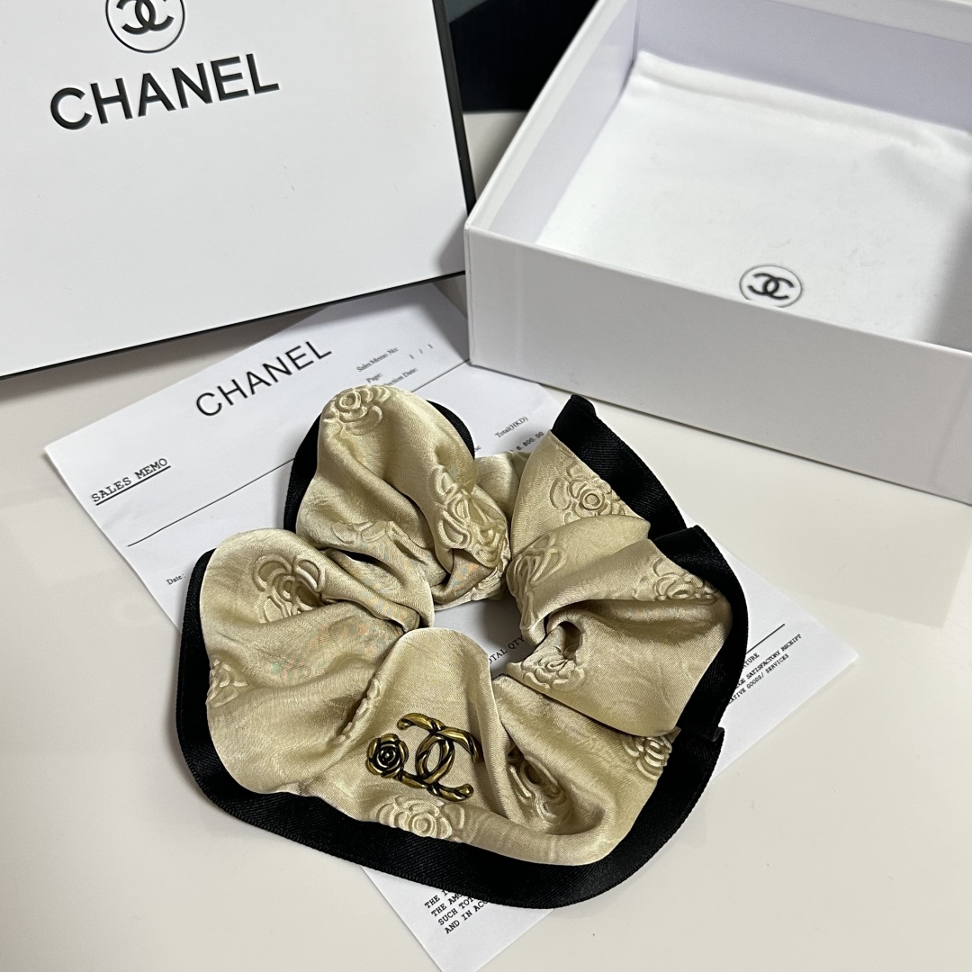  配专柜包装
Chanel（香奈儿）最新小香风发圈
小仙女快入手
特殊材质 不嘞头
可盐可甜～