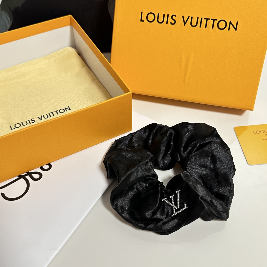  配包装
LV（路易威登）经典真丝发圈 带头上或者手上都非常好看  时尚百搭人手必备单品☑️