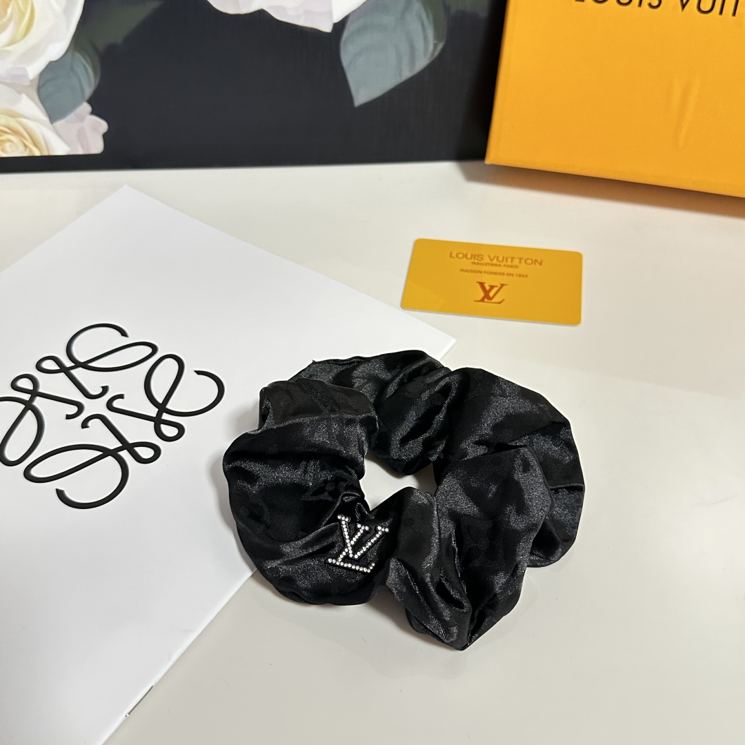  配包装
LV（路易威登）经典真丝发圈 带头上或者手上都非常好看  时尚百搭人手必备单品☑️