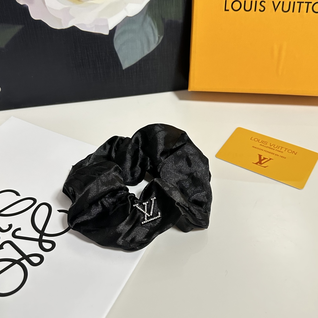  配包装
LV（路易威登）经典真丝发圈 带头上或者手上都非常好看  时尚百搭人手必备单品☑️