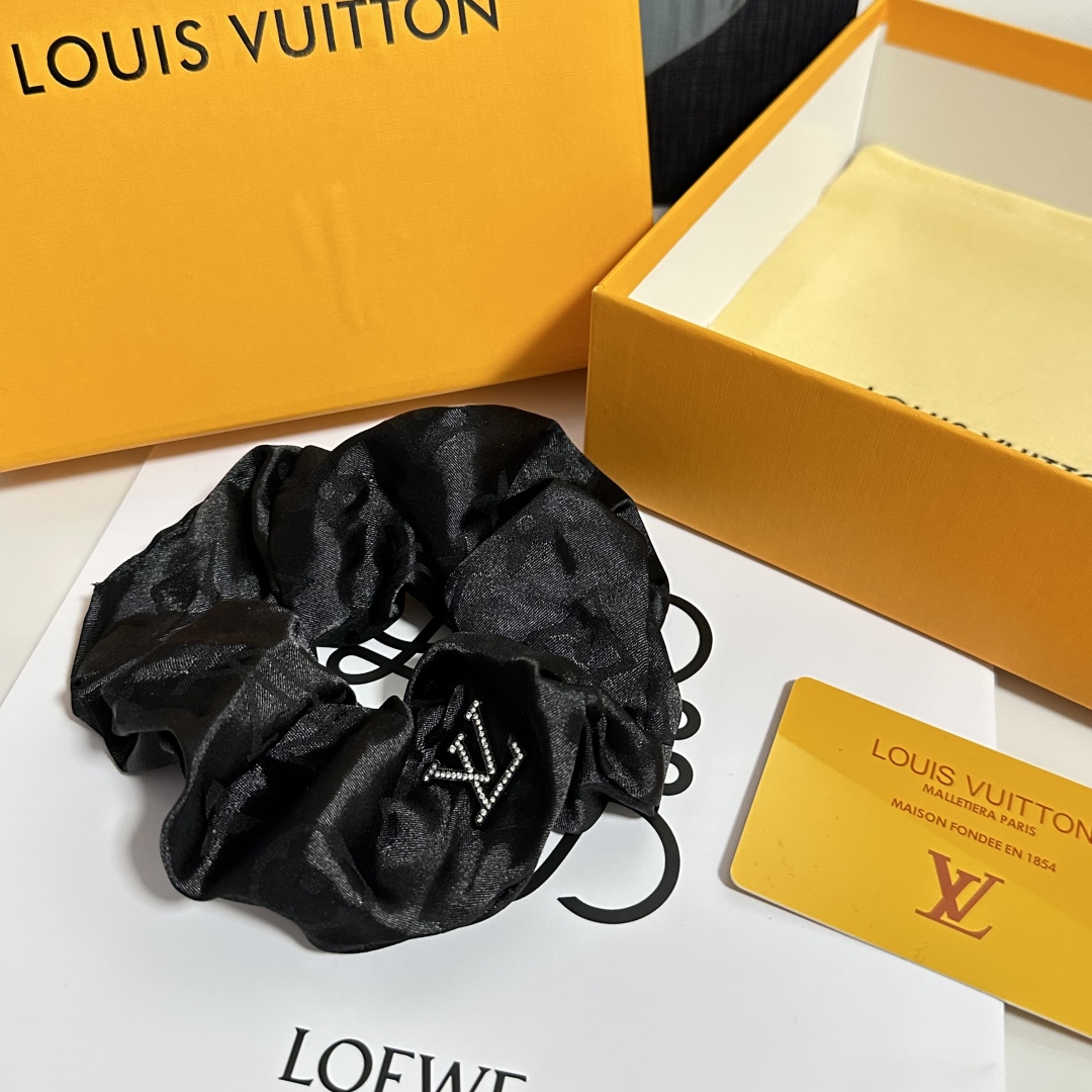  配包装
LV（路易威登）经典真丝发圈 带头上或者手上都非常好看  时尚百搭人手必备单品☑️