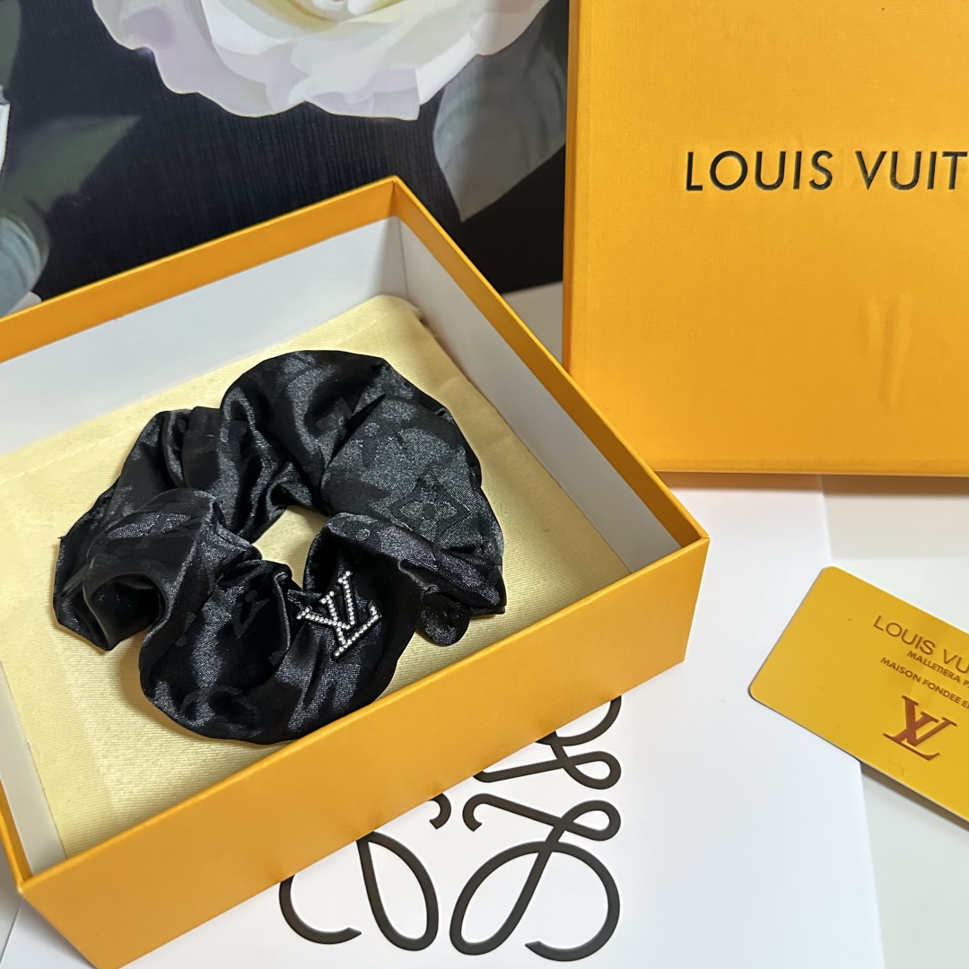  配包装
LV（路易威登）经典真丝发圈 带头上或者手上都非常好看  时尚百搭人手必备单品☑️
