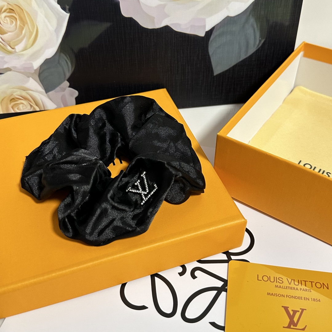  配包装
LV（路易威登）经典真丝发圈 带头上或者手上都非常好看  时尚百搭人手必备单品☑️