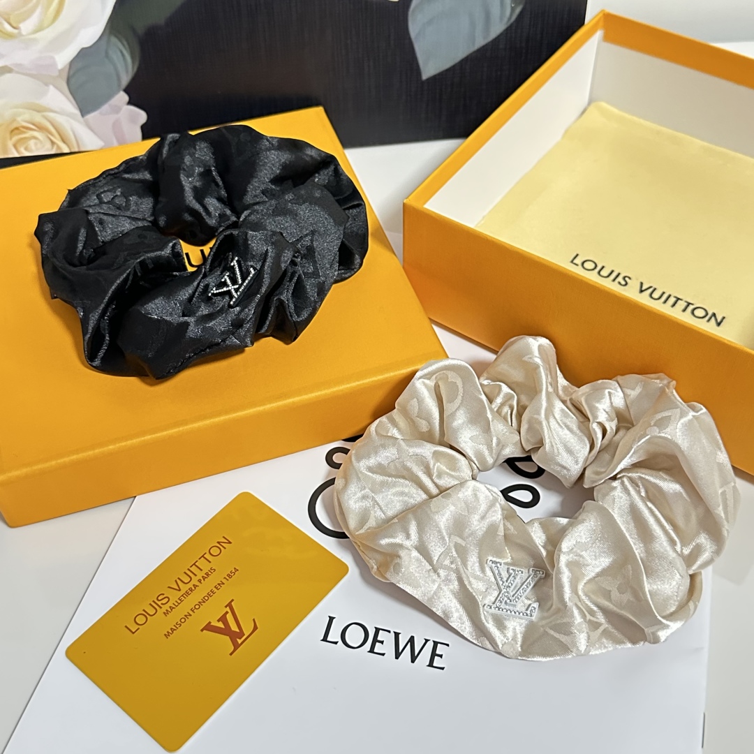  配包装
LV（路易威登）经典真丝发圈 带头上或者手上都非常好看  时尚百搭人手必备单品☑️