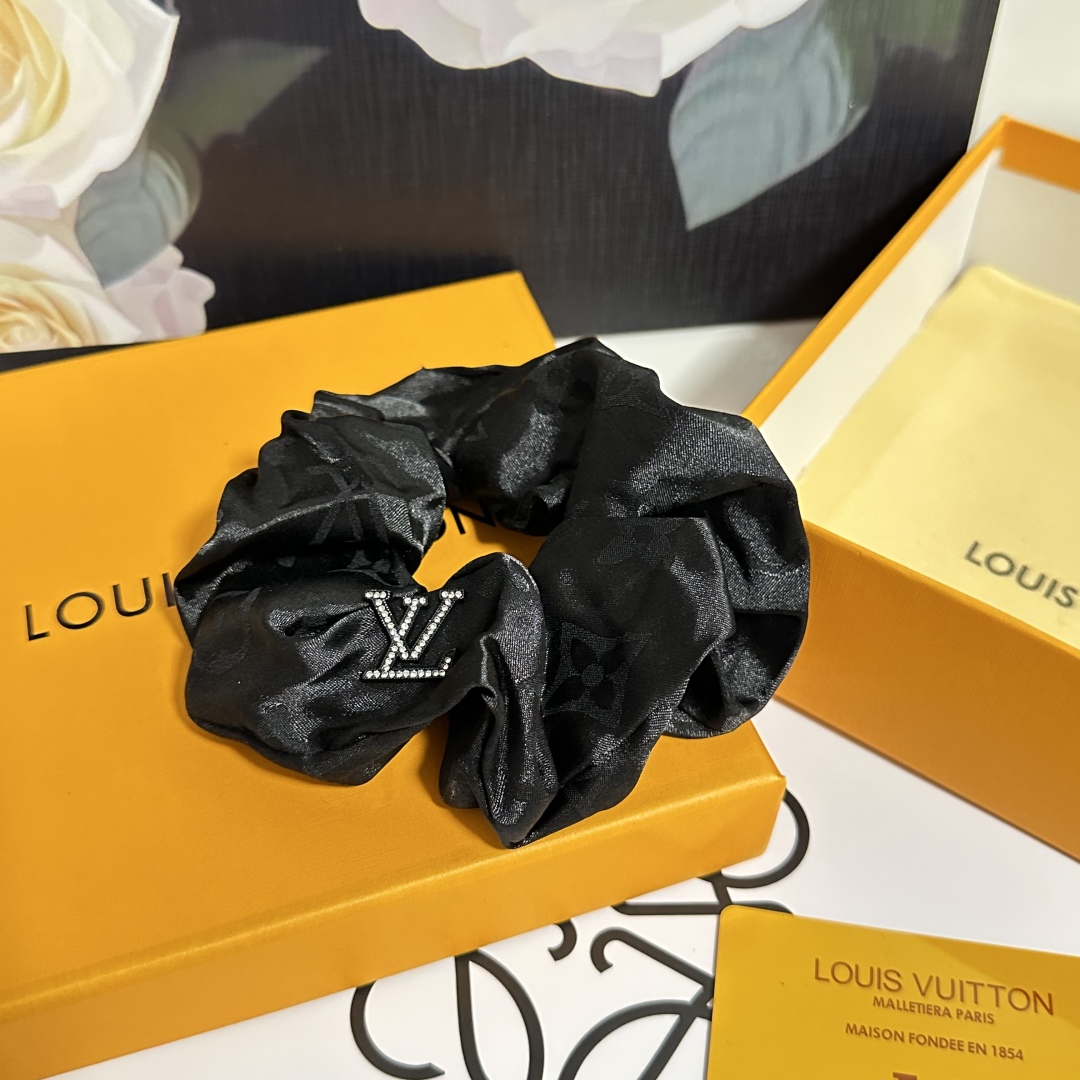  配包装
LV（路易威登）经典真丝发圈 带头上或者手上都非常好看  时尚百搭人手必备单品☑️