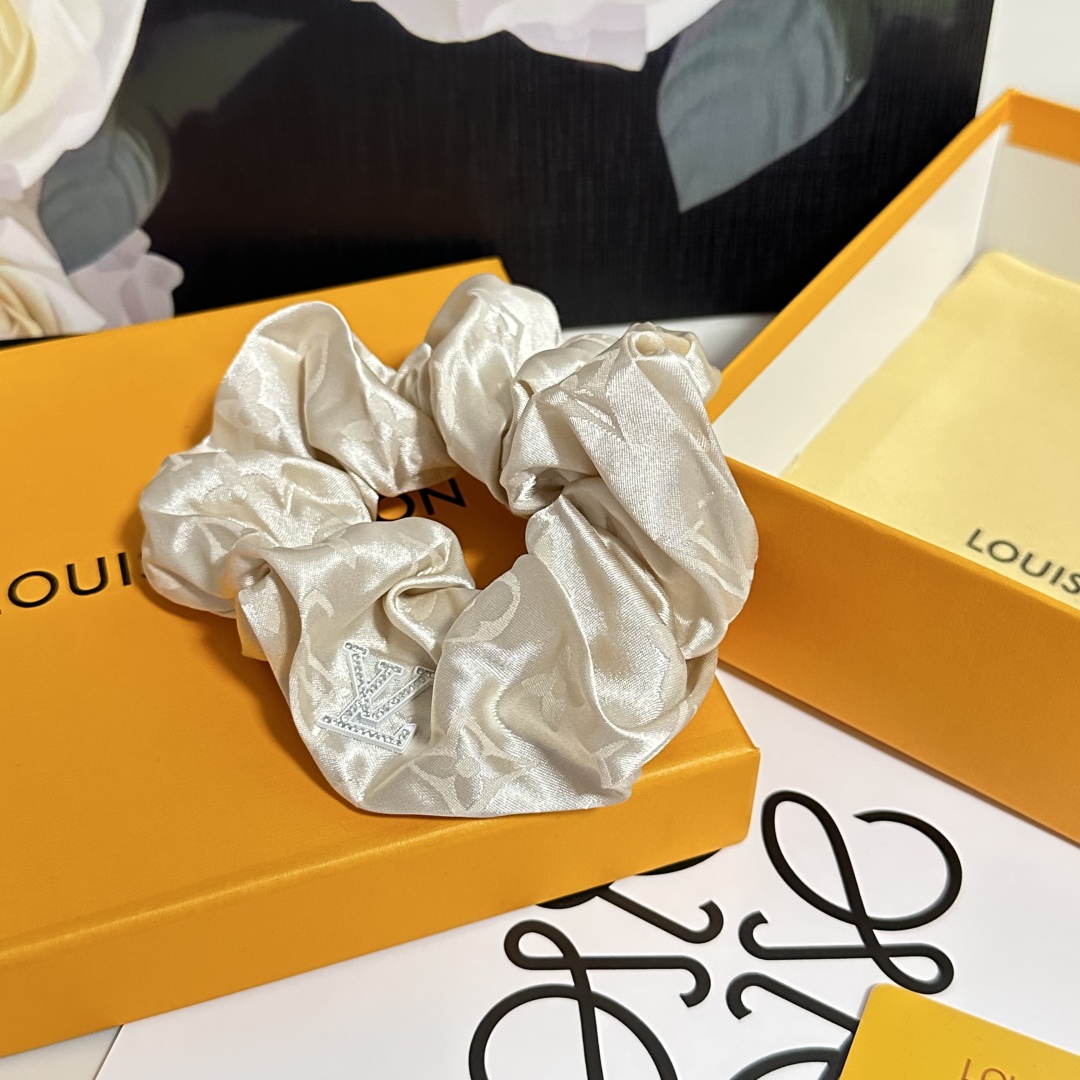  配包装
LV（路易威登）经典真丝发圈 带头上或者手上都非常好看  时尚百搭人手必备单品☑️
