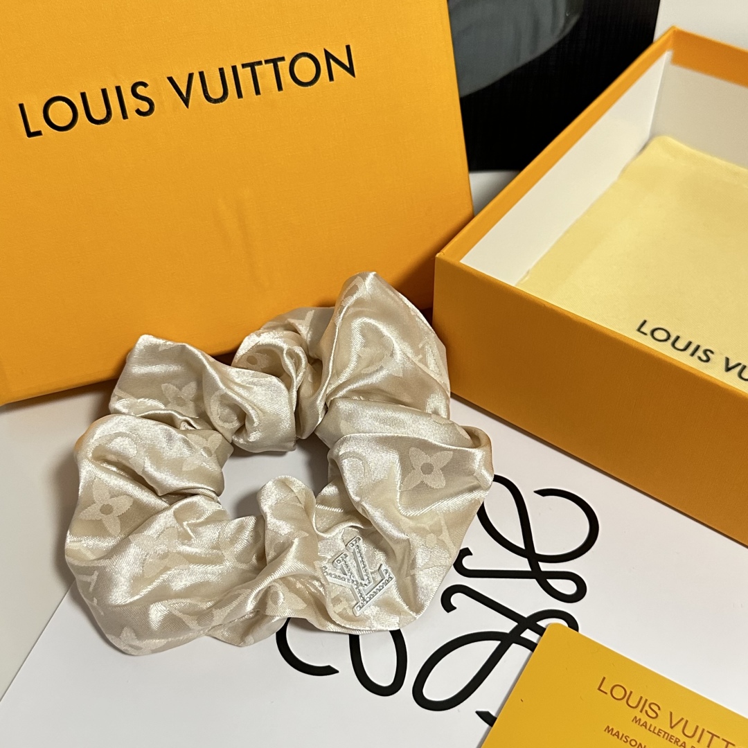  配包装
LV（路易威登）经典真丝发圈 带头上或者手上都非常好看  时尚百搭人手必备单品☑️