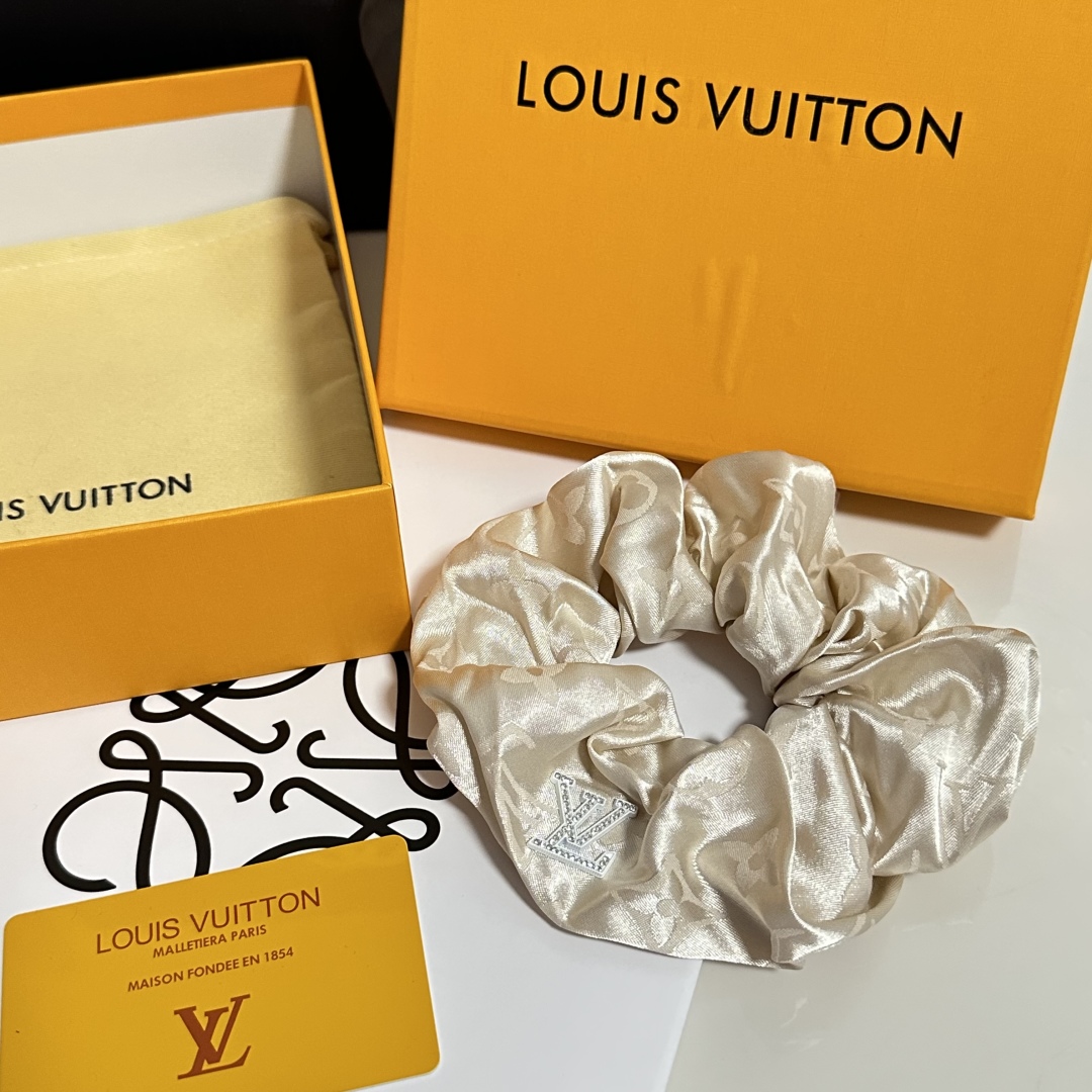  配包装
LV（路易威登）经典真丝发圈 带头上或者手上都非常好看  时尚百搭人手必备单品☑️
