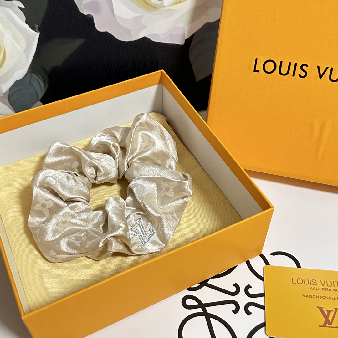  配包装
LV（路易威登）经典真丝发圈 带头上或者手上都非常好看  时尚百搭人手必备单品☑️