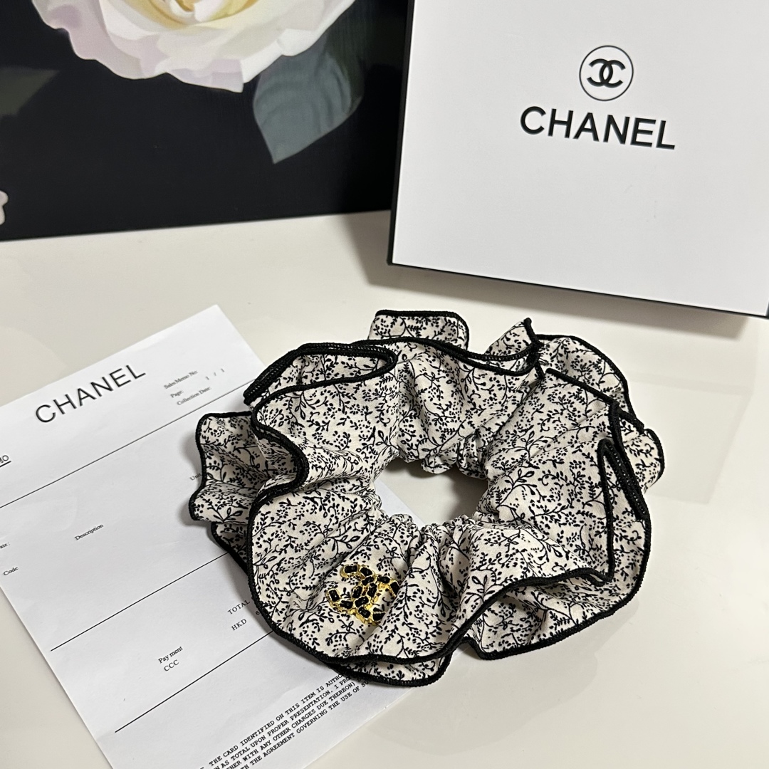 配专柜包装
Chanel（香奈儿）最新碎花发圈
小仙女快入手
特殊材质 不嘞头
可盐可甜～