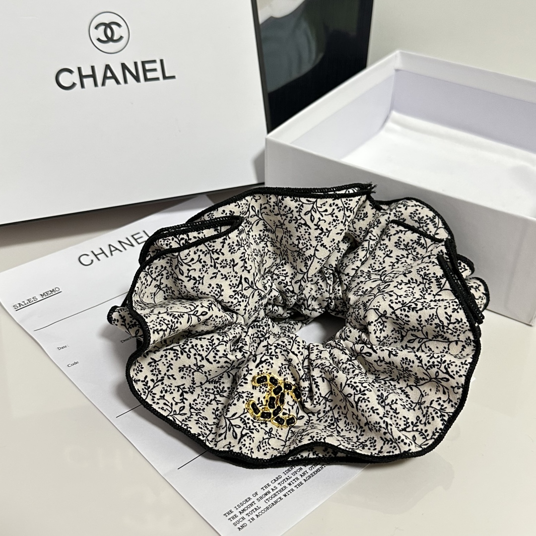  配专柜包装
Chanel（香奈儿）最新碎花发圈
小仙女快入手
特殊材质 不嘞头
可盐可甜～