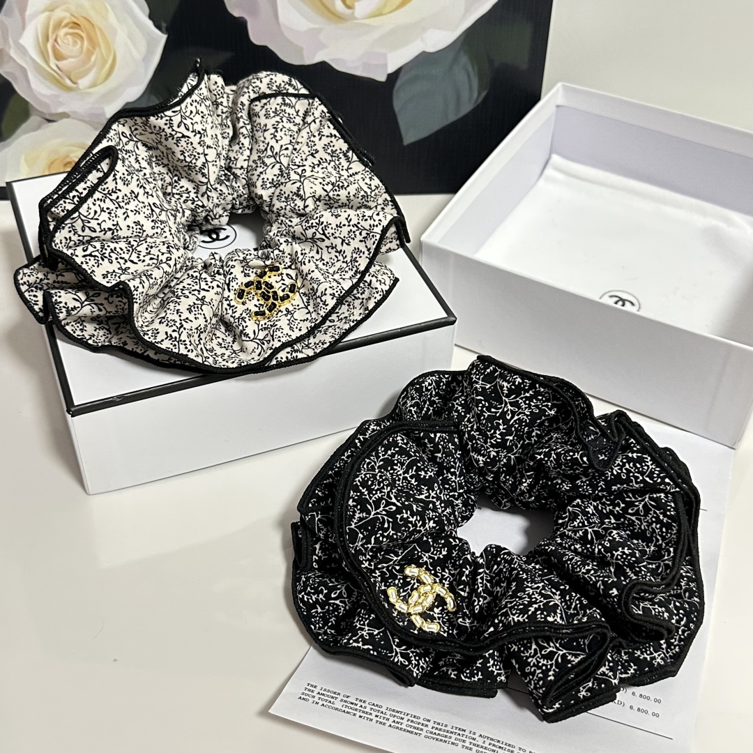  配专柜包装
Chanel（香奈儿）最新碎花发圈
小仙女快入手
特殊材质 不嘞头
可盐可甜～