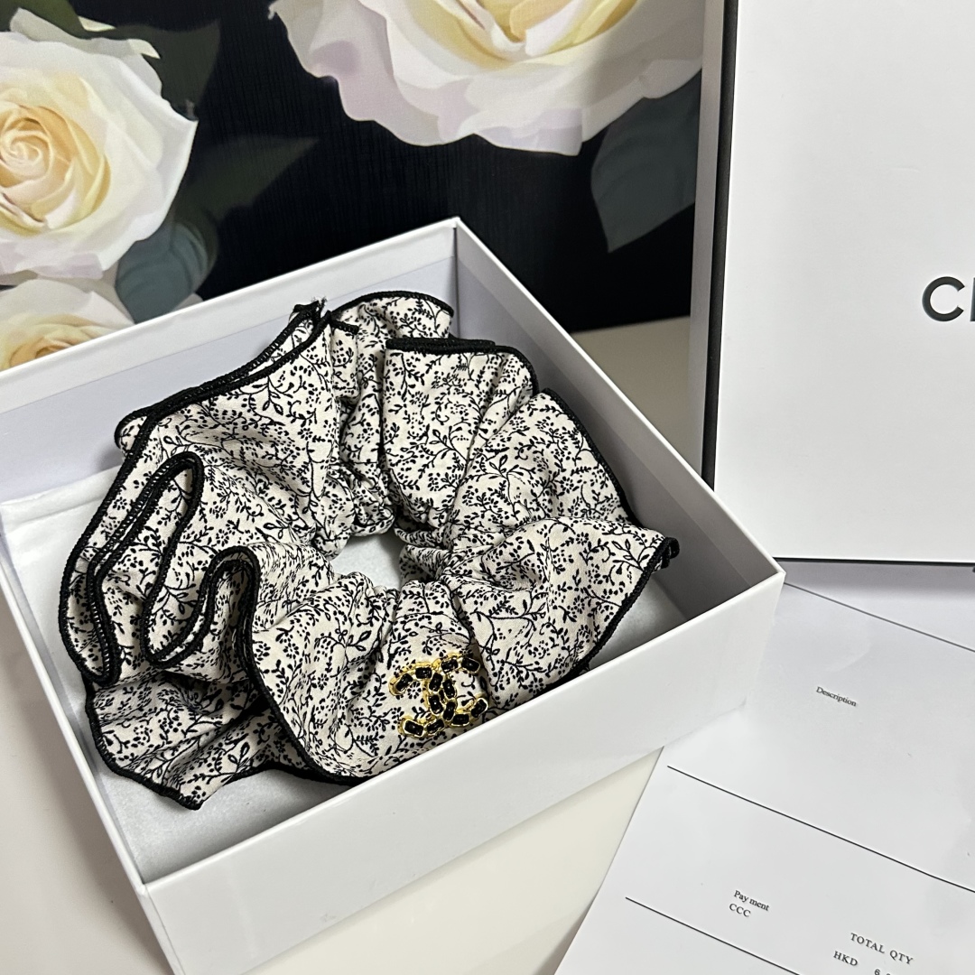  配专柜包装
Chanel（香奈儿）最新碎花发圈
小仙女快入手
特殊材质 不嘞头
可盐可甜～