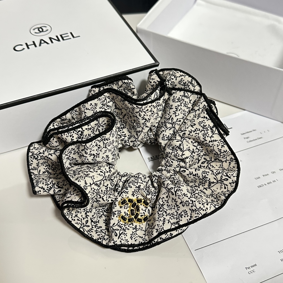  配专柜包装
Chanel（香奈儿）最新碎花发圈
小仙女快入手
特殊材质 不嘞头
可盐可甜～