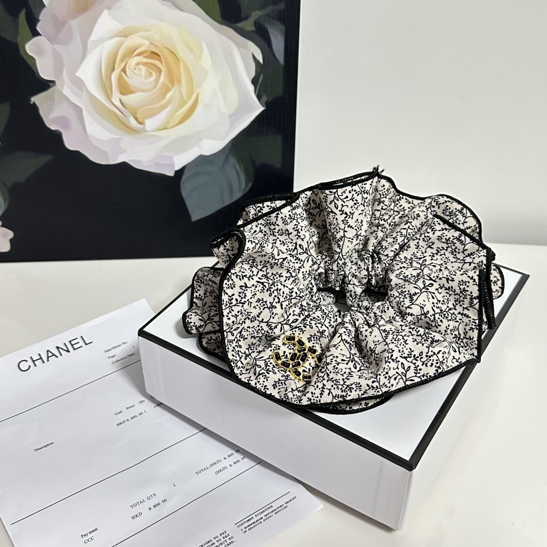  配专柜包装
Chanel（香奈儿）最新碎花发圈
小仙女快入手
特殊材质 不嘞头
可盐可甜～