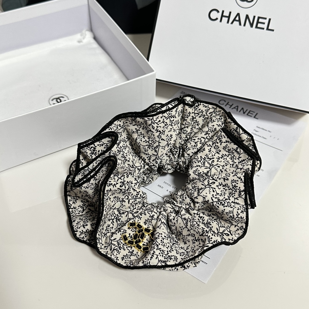  配专柜包装
Chanel（香奈儿）最新碎花发圈
小仙女快入手
特殊材质 不嘞头
可盐可甜～