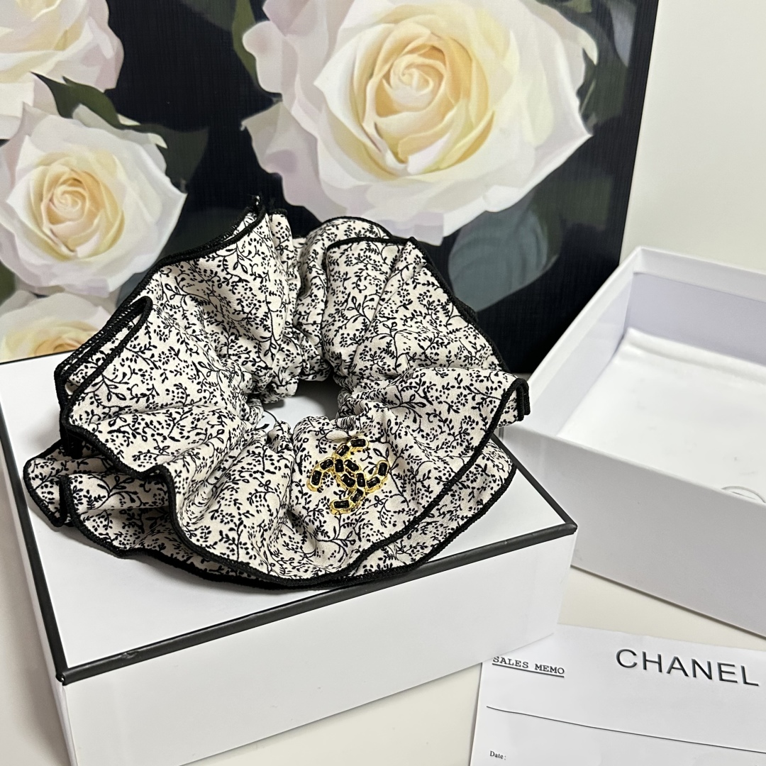  配专柜包装
Chanel（香奈儿）最新碎花发圈
小仙女快入手
特殊材质 不嘞头
可盐可甜～