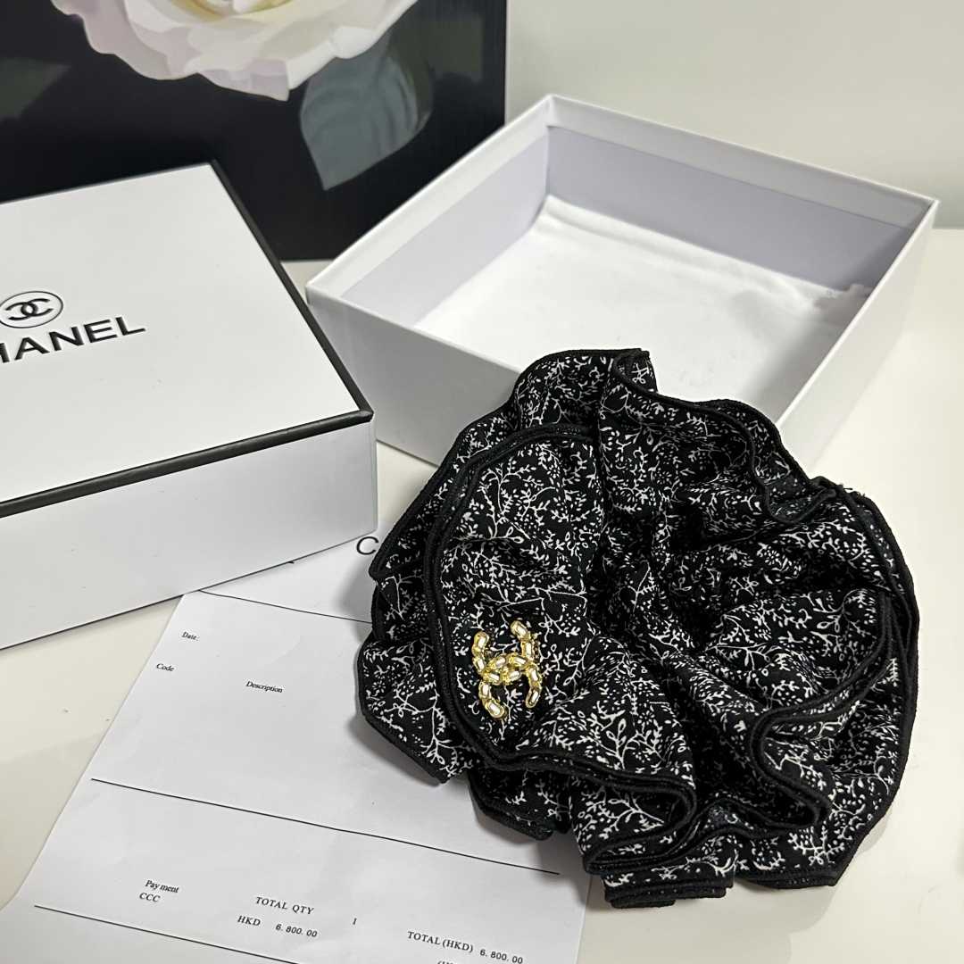  配专柜包装
Chanel（香奈儿）最新碎花发圈
小仙女快入手
特殊材质 不嘞头
可盐可甜～