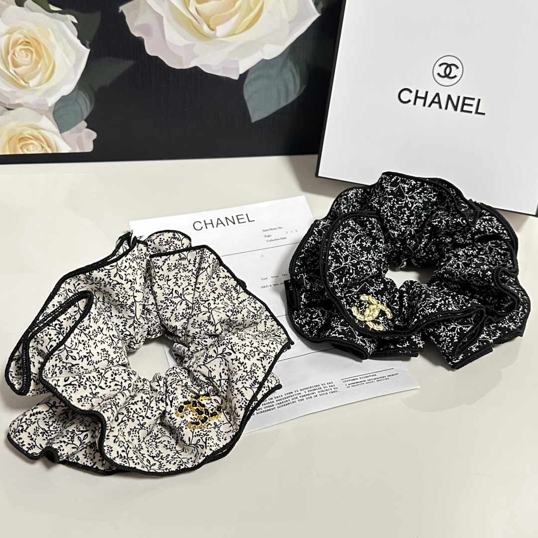  配专柜包装
Chanel（香奈儿）最新碎花发圈
小仙女快入手
特殊材质 不嘞头
可盐可甜～