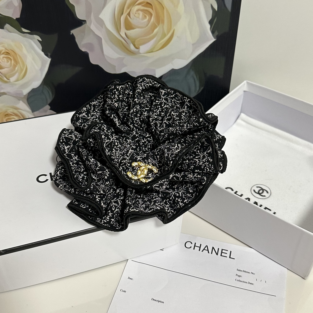  配专柜包装
Chanel（香奈儿）最新碎花发圈
小仙女快入手
特殊材质 不嘞头
可盐可甜～