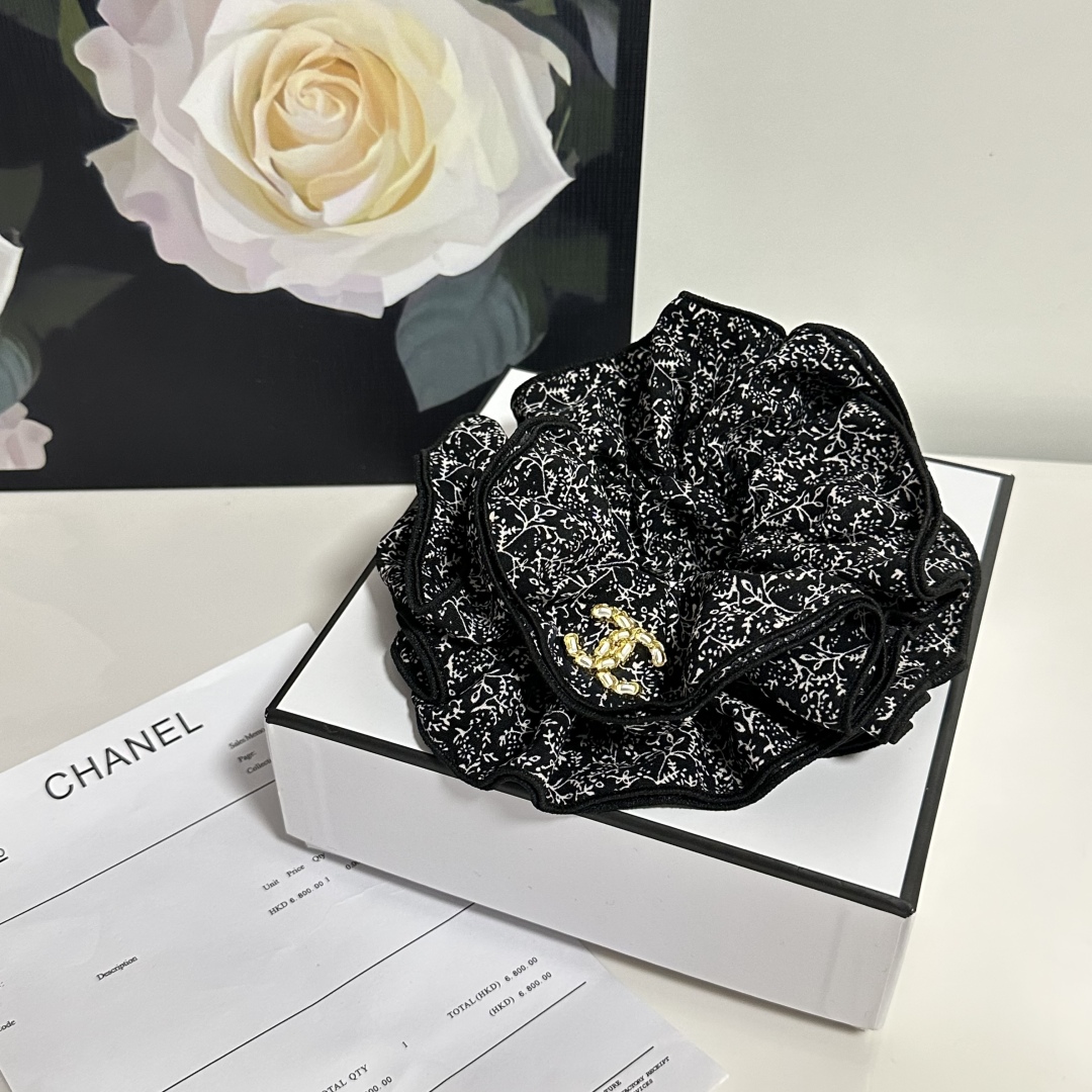  配专柜包装
Chanel（香奈儿）最新碎花发圈
小仙女快入手
特殊材质 不嘞头
可盐可甜～