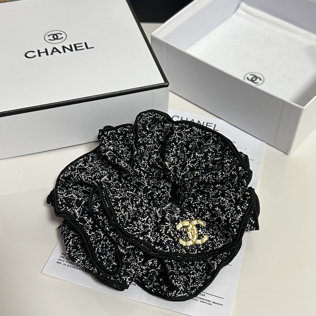  配专柜包装
Chanel（香奈儿）最新碎花发圈
小仙女快入手
特殊材质 不嘞头
可盐可甜～