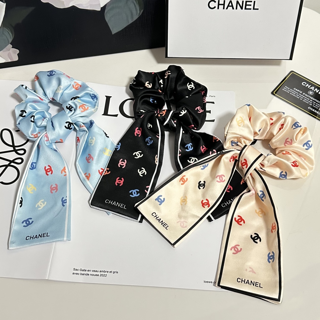  配专柜包装
Chanel（香奈儿）最新小香风发圈
小仙女快入手
特殊材质 不嘞头
可盐可甜～